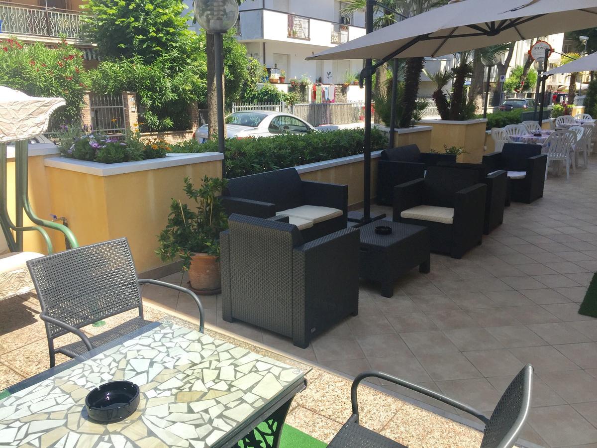 Hotel Monti Riccione Exteriör bild